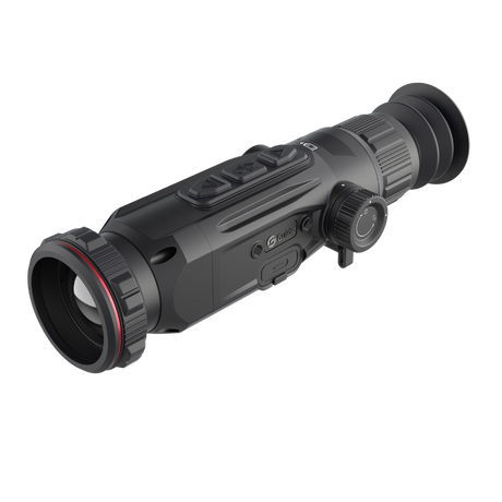 Guide Nova N635S thermal riflescope, three-quarter front view of the 35 mm F0.9 objective, top control buttons and eyecup